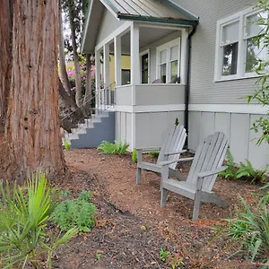  Holiday home Modern Craftsman Garden Patio In Georgetown
